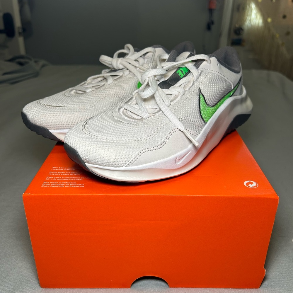 Size 8.5M - NIKE RUNNING SHOES